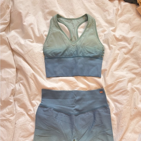 VICTORIA SECRET PINK WORKOUT MATCHING SET
TOP: x small
Shorts: small - Picture 6 of 6